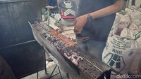 Di kawasan Kelapa Gading, tepatnya Jalan Boulevard Blok QJ No.7, Kelapa Gading, Jakarta Utara. Kedai sate yang menyajikan sate kambing khas Tegal yang dijaga keasliannya. Menurut pekerjanya, Farhan, daging kambing batibul membuat sate kambing khas Tegal lebih empuk. Foto: detikcom/Diah Afrilian