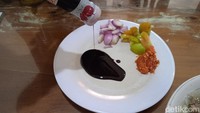 Piring untuk bumbu kecapnya sendiri juga disediakan secara terpisah. Irisan bawnag merah dan tomat serta sambal bisa langsung dituangkan sendiri oleh pelanggan saat akan dimakan. Foto: detikcom/Diah Afrilian
