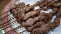 Berbeda dengan sate lainnya, biasanya banyak racikan bumbu yang digunakan untuk celupan sate sebelum dan saat dibakar di atas arang. Tetapi untuk sate kambing khas Tegal cenderung dipertahankan rasa gurih alaminya dengan bumbu celupan yang cenderung tipis rasanya Foto: detikcom/Diah Afrilian