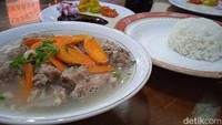 Selain sate, di Sate Batibul Bang Awi ini juga memiliki sop kambing (Rp 35.000,-) yang tak kalah lezat. Selain sate, Miftah menyebutkan bahwa menu sop kambing juga banyak dipesan. Foto: detikcom/Diah Afrilian