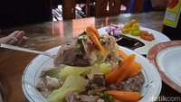 Tidak hanya karena dagingnya yang empuk, tetapi kuahnya yang segar membuatnya menjadi spesial. Bahkan pelanggannya juga bisa meminta untuk tambah kuah sop kambing sepuasnya. Foto: detikcom/Diah Afrilian