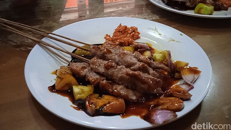Empuk Lembut! Sate Kambing Muda Racikan Sate Batibul Bang Awi