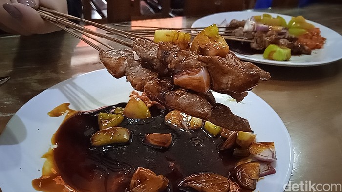 Empuk Lembut! Sate Kambing Muda Racikan Sate Batibul Bang Awi