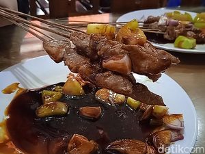 Empuk Lembut! Sate Kambing Muda Racikan Sate Batibul Bang Awi