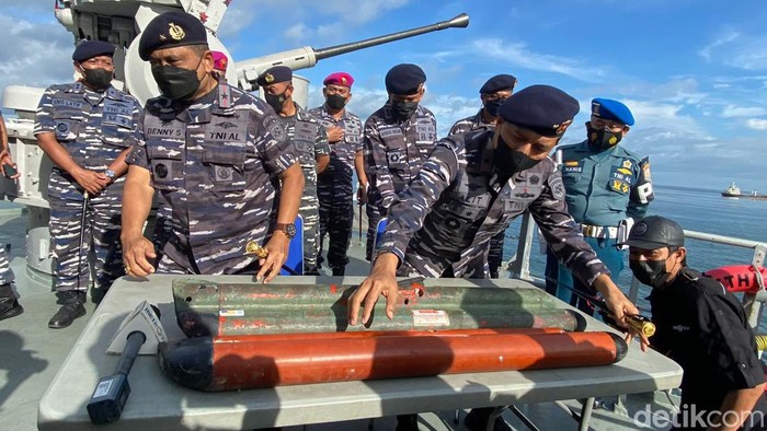 Serah terima benda mirip rudal Made In USA di KRI Fatahillah (detiksulsel/Andi Nur Isman)