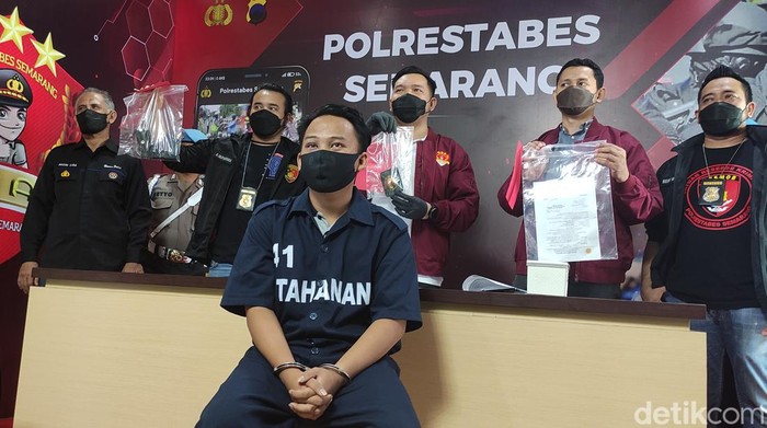 Tersangka BIN gadungan dihadirkan dalam rilis di Mapolrestasbes Semarang, Sabtu (19/2/2022).