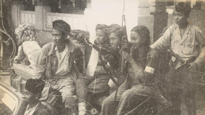 Young men and women, fighters from the Laskar Rakyat (people's militias), show their readiness to defend Indonesian independence in 1945, in today's Indonesia, are seen in this handout photo provided to Reuters on February 17, 2022.  ANRI, IPPHOS/Handout via REUTERS ATTENTION EDITORS - THIS IMAGE HAS BEEN SUPPLIED BY A THIRD PARTY. MANDATORY CREDIT. NO RESALES. NO ARCHIVES.