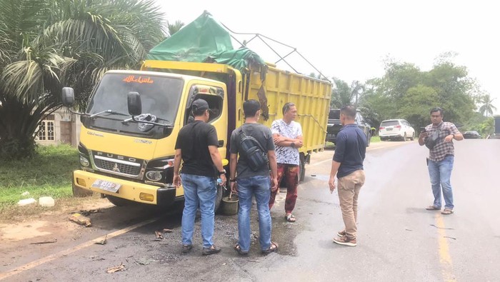 Truk pengangkut minyak ilegal terguling di Jambi