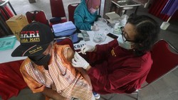 Layanan vaksinasi booster COVID-19 di Taman Sekartaji, Kota Kediri, Jawa Timur, tergolong masih sepi peminat. Layanan tersebut akan berlangsung empat hari.