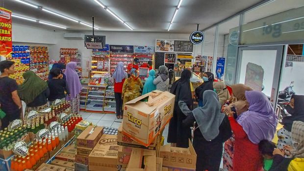 Warga Katapang Bandung berlarian untuk antre minyak goreng kemasan di minimarket
