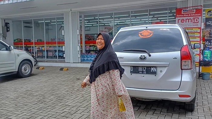 Warga Katapang Bandung berlarian untuk antre minyak goreng kemasan di minimarket