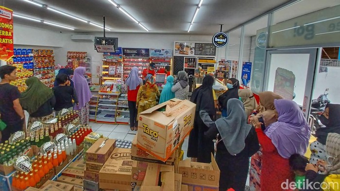 Sejumlah masyarakat berbondong-bondong antre di minimarket demi mendapatkan satu liter minyak goreng kemasan. Hal tersebut dilakukan masyarakat karena saat ini kondisi minyak goreng mengalami kelangkaan di sejumlah daerah, Sabtu, (19/2/2022).