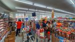 Warga Katapang Bandung Serbu Minimarket Demi Minyak Goreng