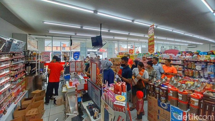 Sejumlah masyarakat berbondong-bondong antre di minimarket demi mendapatkan satu liter minyak goreng kemasan. Hal tersebut dilakukan masyarakat karena saat ini kondisi minyak goreng mengalami kelangkaan di sejumlah daerah, Sabtu, (19/2/2022).