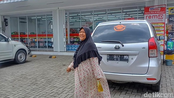 Sejumlah masyarakat berbondong-bondong antre di minimarket demi mendapatkan satu liter minyak goreng kemasan. Hal tersebut dilakukan masyarakat karena saat ini kondisi minyak goreng mengalami kelangkaan di sejumlah daerah, Sabtu, (19/2/2022).