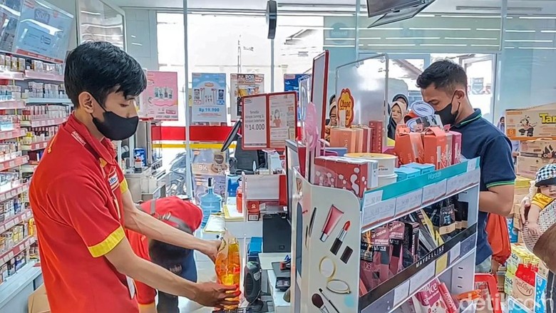Warga Katapang Serbu Minimarket Demi Minyak Goreng Sejumlah masyarakat berbondong-bondong antre di minimarket demi mendapatkan satu liter minyak goreng kemasan. Hal tersebut dilakukan masyarakat karena saat ini kondisi minyak goreng mengalami kelangkaan di sejumlah daerah, Sabtu, (19/2/2022).