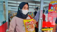 Priska menuturkan, kelangkaan minyak goreng di daerah tersebut sudah terjadi sejak satu pekan yang lalu. Kini stok datang namun setiap orang dibatasi hanya satu liter.