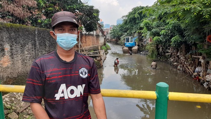 Warga Senang Kali Mampang Kembali Dikeruk, Harap Tak Ada Banjir Lagi Pemprov DKI Jakarta mengeruk Kali Mampang, Jakarta Selatan, usai PTUN Jakarta menghukum Gubernur DKI Jakarta Anies Baswedan. Warga di sekitar Kali Mampang turut senang dengan adanya pengerukan agar tak terjadi banjir lagi.
