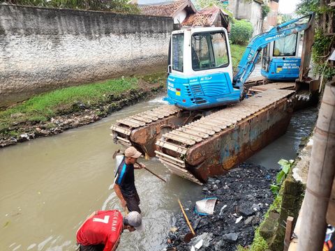 Pemprov DKI Jakarta mengeruk Kali Mampang, Jakarta Selatan, usai PTUN Jakarta menghukum Gubernur DKI Jakarta Anies Baswedan. Warga di sekitar Kali Mampang turut senang dengan adanya pengerukan agar tak terjadi banjir lagi.