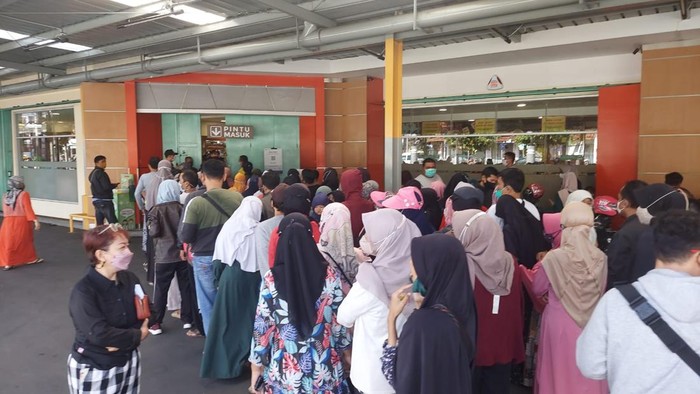Warga Tasikmalaya antre minyak goreng