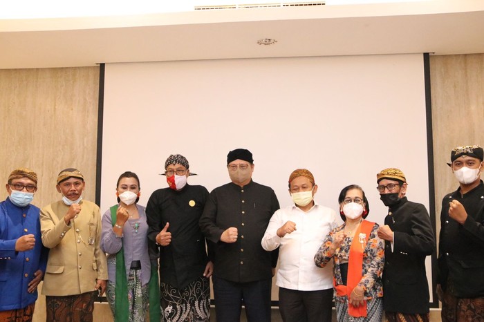Menteri Koordinator Bidang Perekonomian Airlangga Hartarto menjanjikan pemberian insentif bagi seniman pedalangan di Indonesia. Menurutnya, seniman pedalangan menjadi pihak yang terdampak langsung kebijakan PPKM yang dikeluarkan pemerintah.