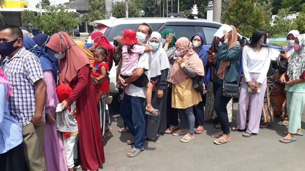 antre minyak goreng murah di bojonegoro