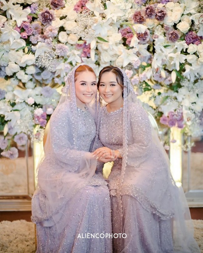 Adik Ayu Ting Ting, Assyifa Nuraini resmi menikah dengan kekasihnya Nanda Fachrizal hari ini, Minggu (20/2/2022). Sehari sebelumnya, pihak keluarga menggelar acara pengajian di Depok. Keluarga Ayu Ting Ting kompak memakai baju berwarna ungu. Foto: dok. Instagram @aliencophoto