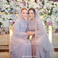 Adik Ayu Ting Ting, Assyifa Nuraini resmi menikah dengan kekasihnya Nanda Fachrizal hari ini, Minggu (20/2/2022). Sehari sebelumnya, pihak keluarga menggelar acara pengajian di Depok. Keluarga Ayu Ting Ting kompak memakai baju berwarna ungu. Foto: dok. Instagram @aliencophoto
