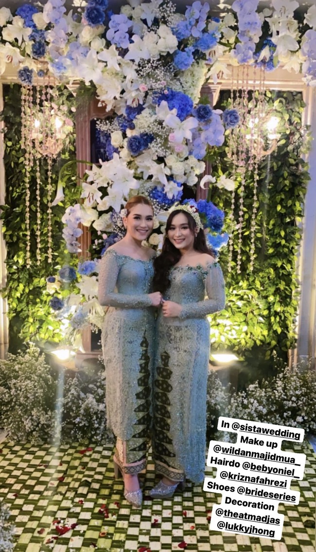 Acara siraman juga diadakan di kediaman keluarga Ayu Ting Ting dengan dekorasi bernuansa hijau. Sang adik mempercayakan dekorasi kepada The Atmadjas yang juga menggarap pernikahan Lesti Kejora dan Rizky Billar. Foto: dok. Instagram @ayutingting92