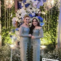 Acara siraman juga diadakan di kediaman keluarga Ayu Ting Ting dengan dekorasi bernuansa hijau. Sang adik mempercayakan dekorasi kepada The Atmadjas yang juga menggarap pernikahan Lesti Kejora dan Rizky Billar. Foto: dok. Instagram @ayutingting92