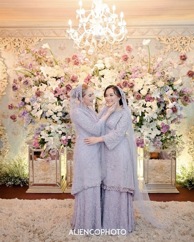Ayu Ting Ting terlihat anggun memakai koleksi kebaya dari Ayung Berinda. Bersama putrinya Bilqis, dia mengantarkan sang adik memasuki tempat pengajian yang dihias bunga-bunga bernuansa ungu dan putih. Foto: dok. Instagram @aliencophoto