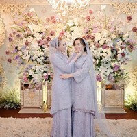 Ayu Ting Ting terlihat anggun memakai koleksi kebaya dari Ayung Berinda. Bersama putrinya Bilqis, dia mengantarkan sang adik memasuki tempat pengajian yang dihias bunga-bunga bernuansa ungu dan putih. Foto: dok. Instagram @aliencophoto