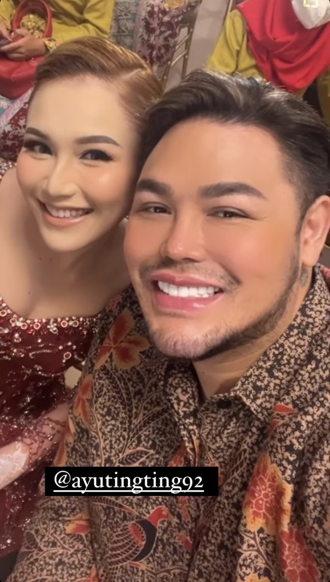 Hari ini, Minggu (20/2/2022), adik Ayu Ting Ting menggelar acara pernikahan di The Margo Hotel Depok. Keluarga ayah Rojak kompak memakai busana berwarna merah selama prosesi akad nikah. Foto: dok. Instagram @ivan_gunawan