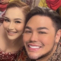 Hari ini, Minggu (20/2/2022), adik Ayu Ting Ting menggelar acara pernikahan di The Margo Hotel Depok. Keluarga ayah Rojak kompak memakai busana berwarna merah selama prosesi akad nikah. Foto: dok. Instagram @ivan_gunawan