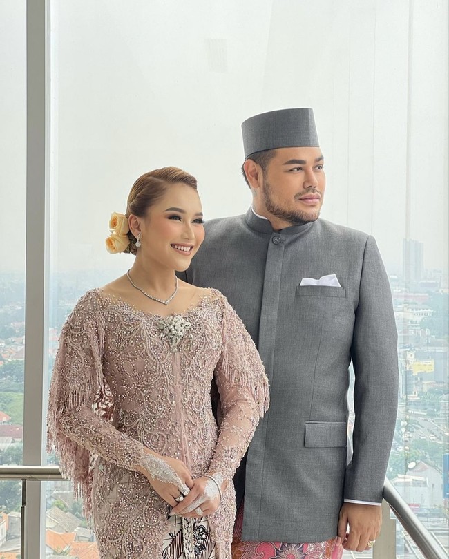 Selama resepsi, Ayu Ting Ting memakai kebaya berwarna dusty pink. Ivan Gunawan, yang menjadi pendampingnya memakai beskap berwarna abu-abu yang dipadukan dengan kain batik bernuansa pink. Foto: dok. Instagram @ivan_gunawan