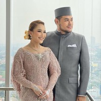 Selama resepsi, Ayu Ting Ting memakai kebaya berwarna dusty pink. Ivan Gunawan, yang menjadi pendampingnya memakai beskap berwarna abu-abu yang dipadukan dengan kain batik bernuansa pink. Foto: dok. Instagram @ivan_gunawan