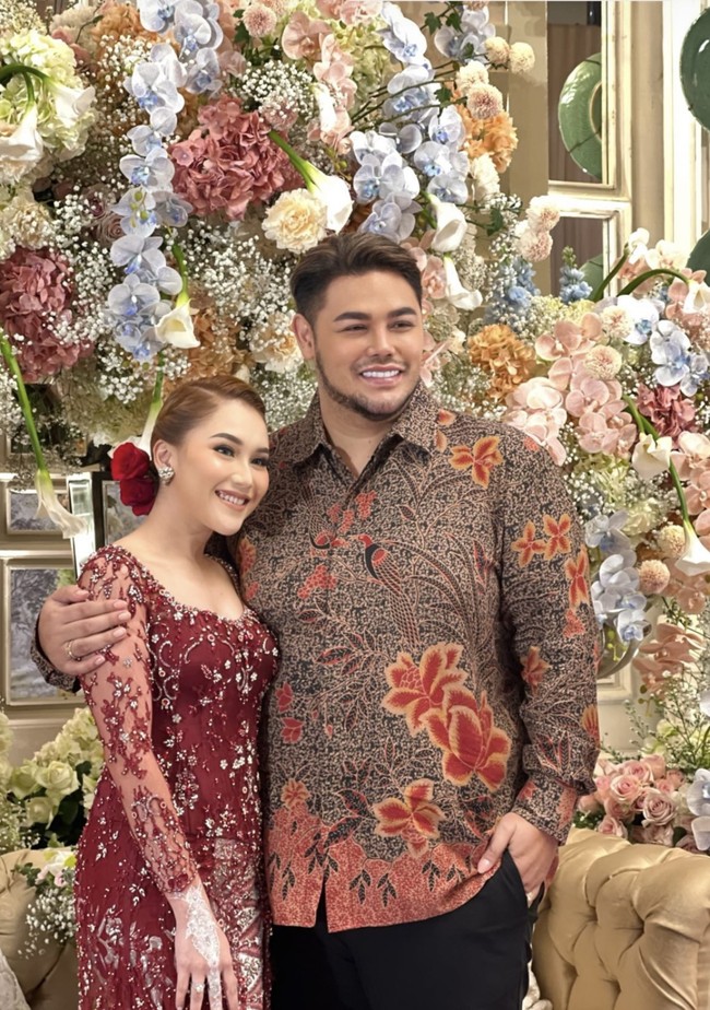 Gelaran pernikahan adik Ayu Ting Ting disiarkan di kanal YouTube pribadinya Assyifa Nuraini. Di mana prosesi ijab kabul dimulai pada pukul 09.02 WIB. Foto: dok. Instagram @wahyuzainal