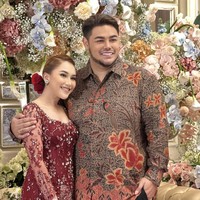 Gelaran pernikahan adik Ayu Ting Ting disiarkan di kanal YouTube pribadinya Assyifa Nuraini. Di mana prosesi ijab kabul dimulai pada pukul 09.02 WIB. Foto: dok. Instagram @wahyuzainal