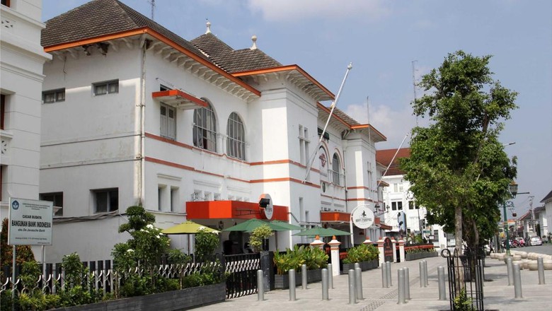 Bangunan Kantor Pos Besar Yogyakarta dari arah timur laut. Bangunan Kantor Pos Besar Yogyakarta dari arah timur laut.