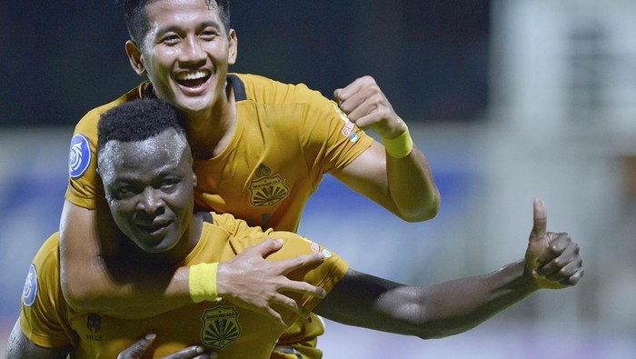 Pesepak bola Bhayangkara FC Ezechiel Ndouasel (kiri) berselebrasi bersama rekannya I Putu Gede Juni Antara (kanan) usai mencetak gol ke gawang Persikabo 1973 saat pertandingan Liga 1 di Stadion Kompyang Sujana, Denpasar, Bali, Minggu (20/2/2022). Bhayangkara FC berhasil mengalahkan Persikabo 1973 dengan skor 4-0. ANTARA FOTO/Fikri Yusuf/hp.