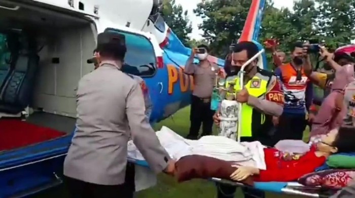 Polisi membawa bocah penderita tumor tulang asal Rembang ke helikopter untuk diobati di Jakarta.