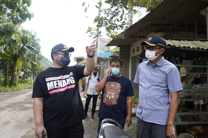 Bupati Kediri Hanindhito Himawan Pramono meminta maaf kepada masyarakat Kabupaten Kediri karena masih banyaknya fasilitas jalan yang rusak. Ia menyatakan bakal segera memperbaiki fasilitas jalan.