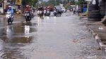 Drainase Buruk, Air Meluber ke Jalan Gedebage Bandung