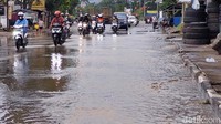 Air tampak melubur di Jalan Raya Gedebage, Bandung, akibat buruknya drainase.