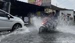 Drainase Buruk, Jalan di Jati Rahayu Bekasi Tergenang
