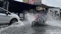 Akibatnya, sejumlah kendaraan baik roda dua, maupun roda empat harus berhati-hati saat melintas.