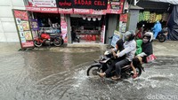 Banjir disebabkan oleh tingginya intensitas hujan, ditambah buruknya sistem drainase.