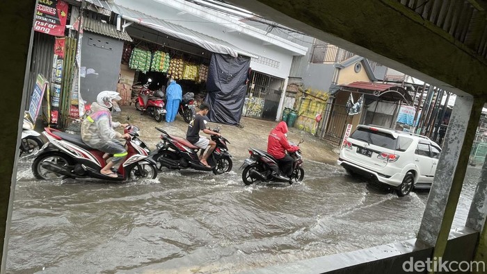 Hujan deras mengguyur wilayah Kota Bekasi dan sekitarnya, Minggu (20/2). Sejumlah jalan tergenang, seperti Jalan kecapi Raya, Jati Rahayu, ini.