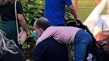 seorang anak yang tengah memeluk ayahnya dari belakang, namun terlihat kepala si ayah menyatu dengan badan anaknya. Foto: Brightside