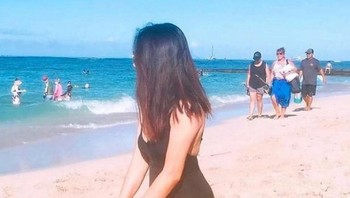 Topi hitamnya tampak seperti bayangan dan bikin wanita ini terlihat melayang. Foto: Brightside